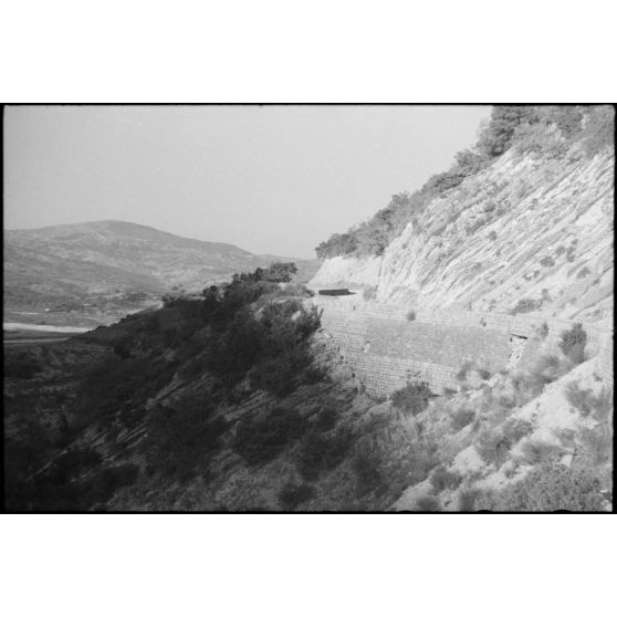 Retraite allemande et destruction d'un pont dans le secteur de Montefalcone Nel Sannio.