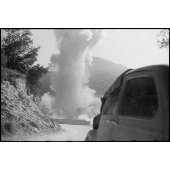 Protégé derrière une voiture, le reporter immortalise la destruction d'un pont dans le secteur de Montefalcone Nel Sannio.