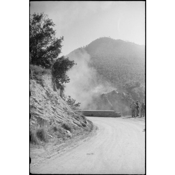 Protégé derrière une voiture, le reporter immortalise la destruction d'un pont dans le secteur de Montefalcone Nel Sannio.