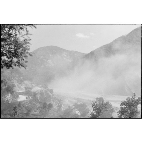 Retraite allemande et destruction d'un pont dans le secteur de Montefalcone Nel Sannio.