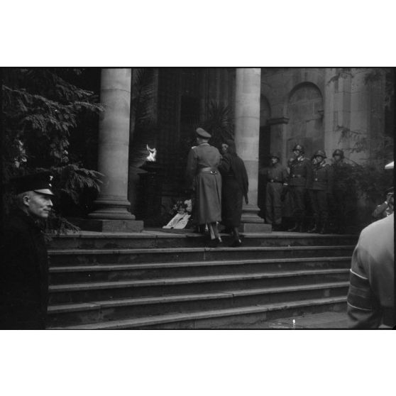 Lors des obsèques du lieutenant-colonel Walter Koch, un membre de la famille de l'officier entre dans l'église en compagnie du général Kurt Student.