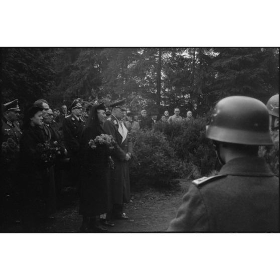 La famille de Walter Koch et les autorités militaires se recueillent devant la tombe de l'officier parachutiste.