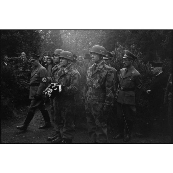 Au cimetière de Bonn, lors des obsèques du lieutenant-colonel Walter Koch, la garde d'honneur et le porte coussin orné des décorations de l'officier parachutiste.