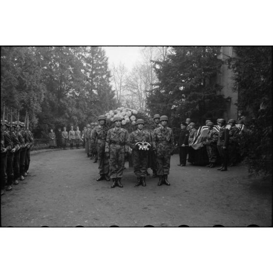 A Bonn, une garde d'honneur composée de parachutistes se positionne devant le cercueil du lieutenant-colonel (Oberstleutnant) Walter Koch.