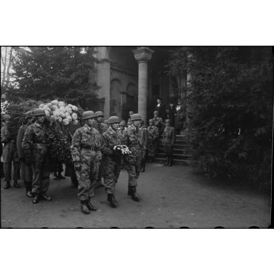 A Bonn, une garde d'honneur composée de parachutistes se positionne devant le cercueil du lieutenant-colonel (Oberstleutnant) Walter Koch.