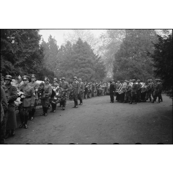 A Bonn, lors des obsèques du lieutenant-colonel Walter Koch, le cortège rejoint le cimetière.