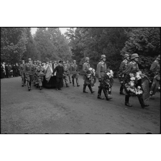 A Bonn, lors des obsèques du lieutenant-colonel Walter Koch, le cortège rejoint le cimetière.