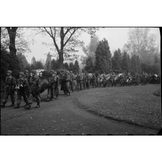 A Bonn, lors des obsèques du lieutenant-colonel Walter Koch, les différentes couronnes sont portées par des soldats, policiers ou membres locaux du parti national socialiste.