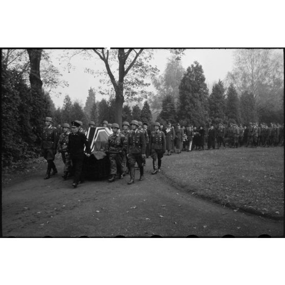 A Bonn, lors des obsèques du lieutenant-colonel Walter Koch, le cortège rejoint le cimetière.