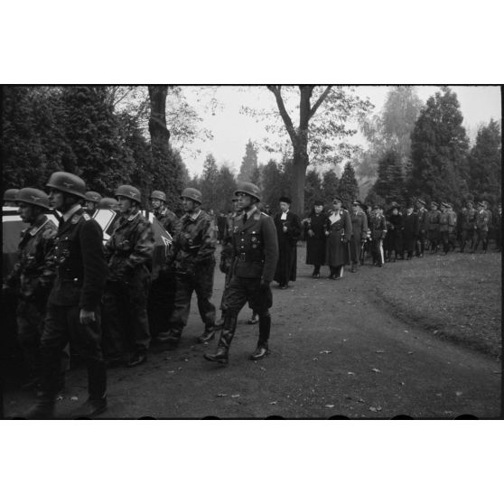 A Bonn, lors des obsèques du lieutenant-colonel Walter Koch, le cortège rejoint le cimetière.