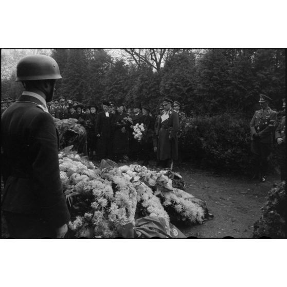 Au cimetière de Bonn, recueillement devant la tombe du lieutenant-colonel Walter Koch.