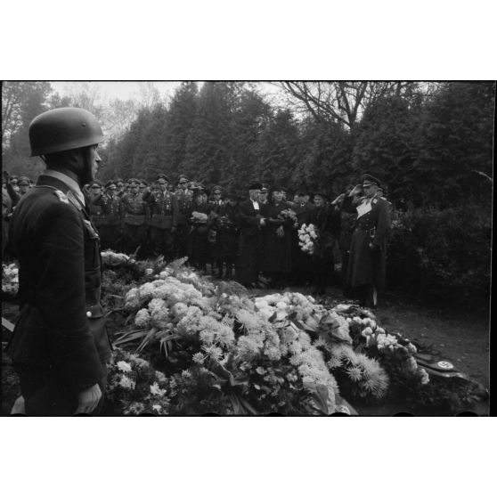 Au cimetière de Bonn, recueillement devant la tombe du lieutenant-colonel Walter Koch.