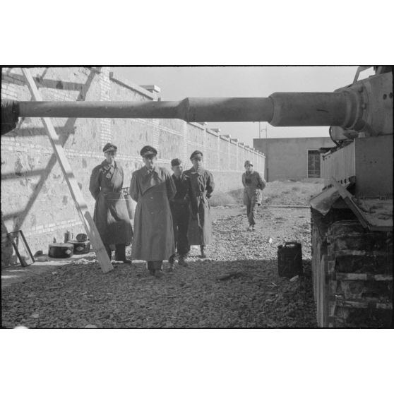 Le général des troupes aéroportées (General der Flieger) Kurt Student inspecte un blindé Panzer VI "Tigre" du schwere Panzer Abteilung 508 dans la cour d'une caserne.