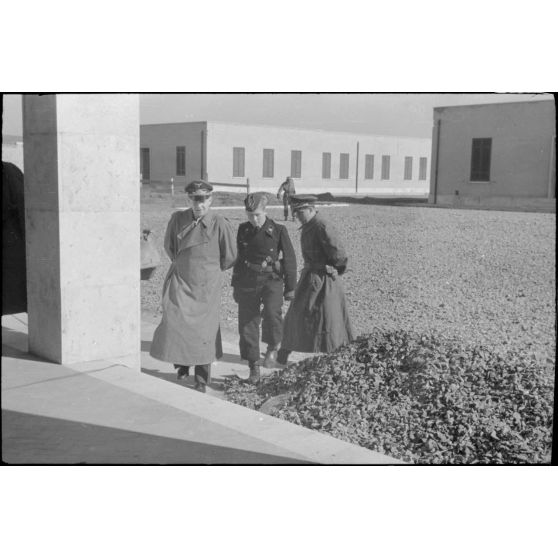 Le général Kurt Student et son ordonnance sont accompagnés par un officier du schwere Panzer Abteilung 508 lors de l'inspection des locaux du schwere Panzer Abteilung 508.