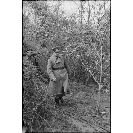 En Italie, au nord-ouest d'Anzio-Nettuno, le général (Generaloberst) Eberhard von Mackensen et le General der Flieger Alfred Schlemm inspectent les positions de la 4.Fallschirmjäger.Division.