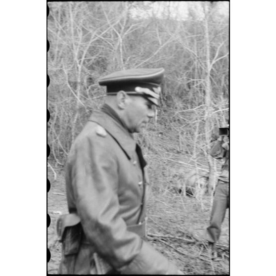 En Italie, au nord-ouest d'Anzio-Nettuno, le général (General der Flieger) Alfred Schlemm  lors d'une inspection des positions de la 4.Fallschirmjäger.Division.