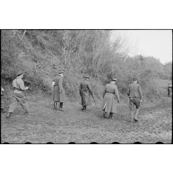 En Italie, au nord-ouest d'Anzio-Nettuno, le général (Generaloberst) Eberhard von Mackensen et le General der Flieger Alfred Schlemm inspectent les positions de la 4.Fallschirmjäger.Division.