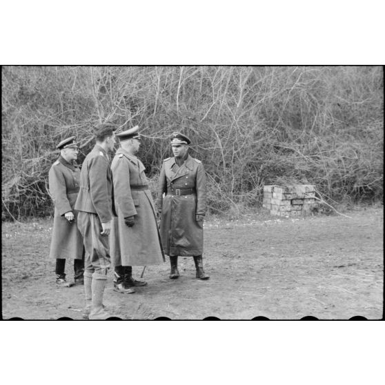 En Italie, au nord-ouest d'Anzio-Nettuno, le général (Generaloberst) Eberhard von Mackensen et le General der Flieger Alfred Schlemm inspectent les positions de la 4.Fallschirmjäger.Division.