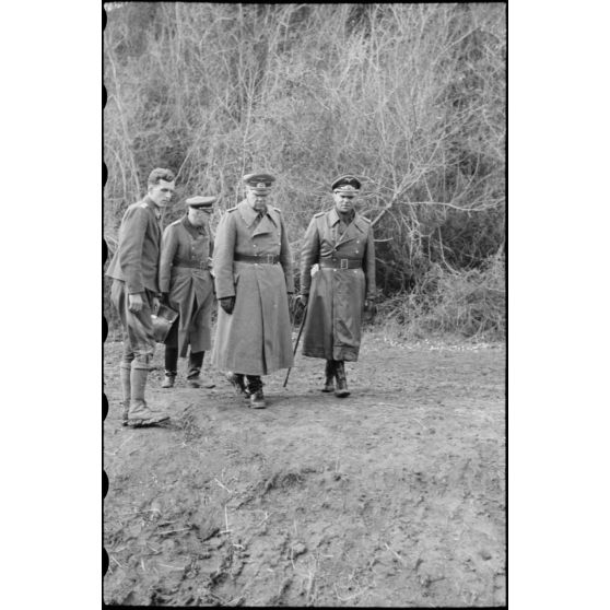 En Italie, au nord-ouest d'Anzio-Nettuno, le général (Generaloberst) Eberhard von Mackensen et le General der Flieger Alfred Schlemm inspectent les positions de la 4.Fallschirmjäger.Division.