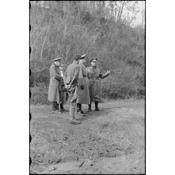 En Italie, au nord-ouest d'Anzio-Nettuno, le général (Generaloberst) Eberhard von Mackensen et le General der Flieger Alfred Schlemm inspectent les positions de la 4.Fallschirmjäger.Division.