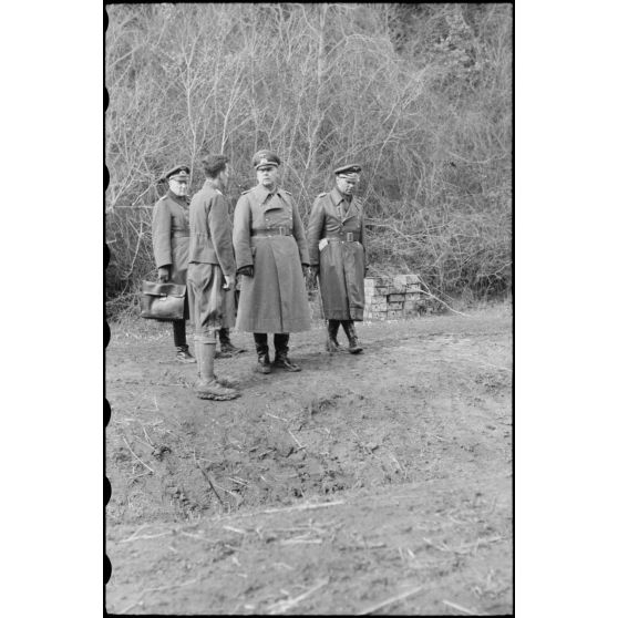 En Italie, au nord-ouest d'Anzio-Nettuno, le général (Generaloberst) Eberhard von Mackensen et le General der Flieger Alfred Schlemm inspectent les positions de la 4.Fallschirmjäger.Division.