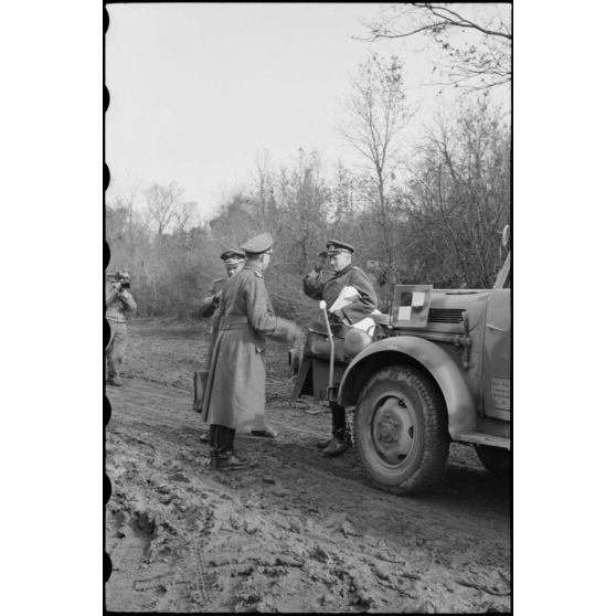 Lors d'une inspection du front de la 4.Fallschirmjäger.Division, au nord-ouest d'Anzio-Nettuno (Italie), le général (Generaloberst) Eberhard von Mackensen prend congé du général (General der Flieger) Alfred Schlemm.