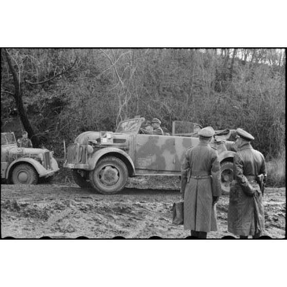 Lors d'une inspection du front de la 4.Fallschirmjäger.Division, au nord-ouest d'Anzio-Nettuno (Italie), le général (Generaloberst) Eberhard von Mackensen prend congé du général (General der Flieger) Alfred Schlemm.