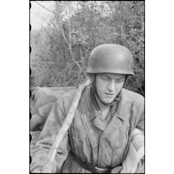 Un parachutiste de la 4.Fallschirmjäger.Division rejoint son unité située entre les marécages et la forêt de Padiglione.