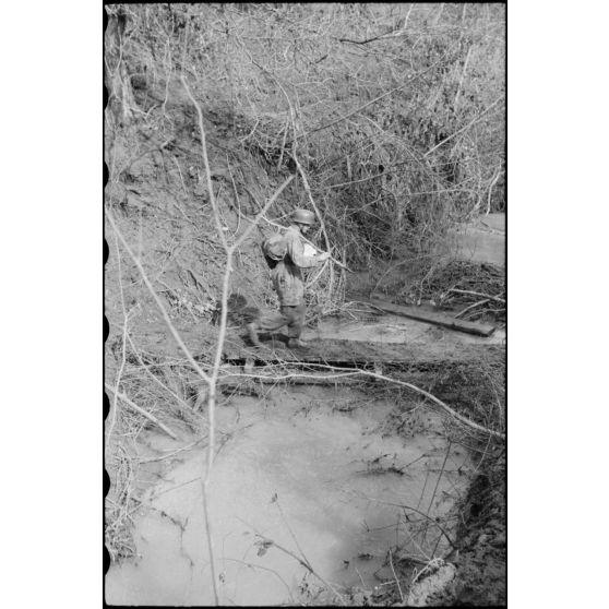 Un parachutiste de la 4.Fallschirmjäger.Division rejoint son unité située entre les marécages et la forêt de Padiglione.