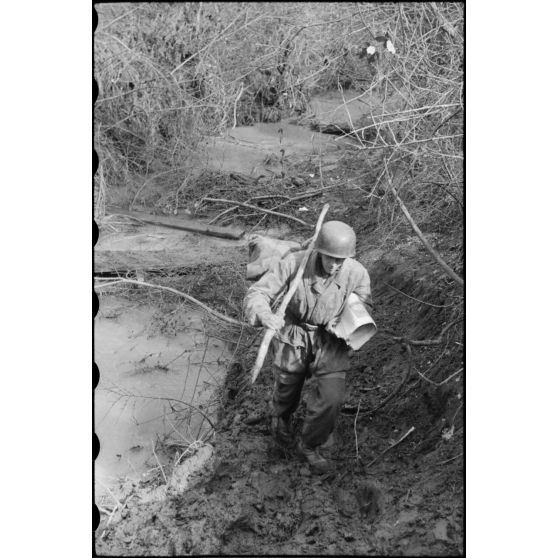 Un parachutiste de la 4.Fallschirmjäger.Division rejoint son unité située entre les marécages et la forêt de Padiglione.