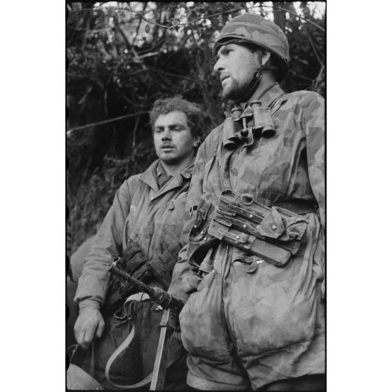 Au nord-ouest d'Anzio-Nettuno, deux parachutistes de la 4.Fallschirmjäger.Division passablement éprouvés par les combats.