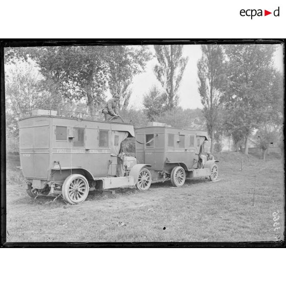 Moreuil (Somme). Voitures automobiles, postes radiotélégraphique formant l'ensemble d'[?] de campagne. [légende d'origine]