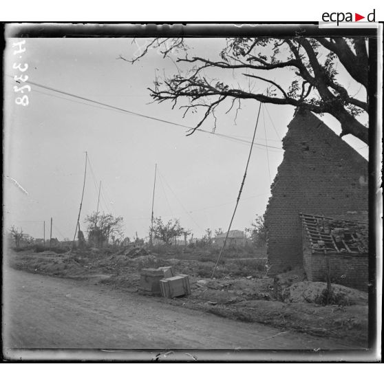 Dompierre (Somme). T.S.F. dans le village. [légende d'origine].