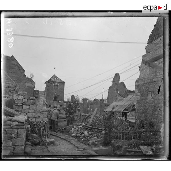 Dompierre (Somme). Organisation défensive dans une cour de ferme. [légende d'origine].