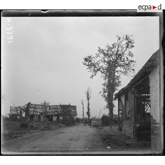 Dompierre (Somme). La route de Herbécourt. [légende d'origine].