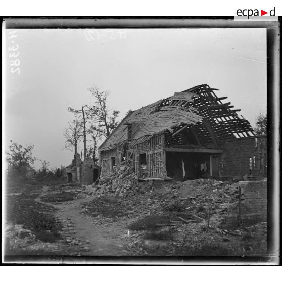 Dompierre (Somme). Une cour de ferme. [légende d'origine].