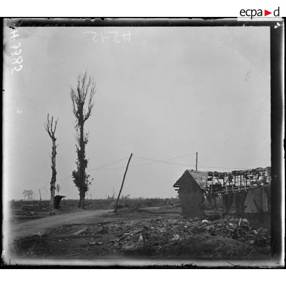 Dompierre (Somme). La route vers Herbécourt. [légende d'origine].