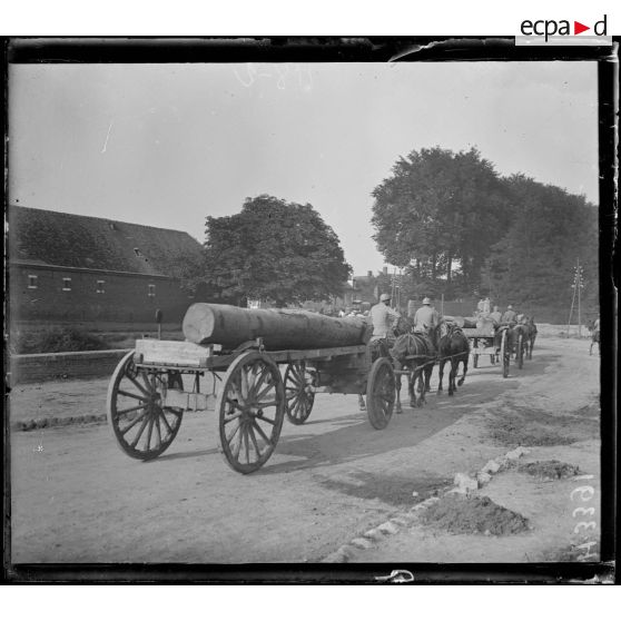 Moreuil. Transport de bois pour abris. [légende d'origine]