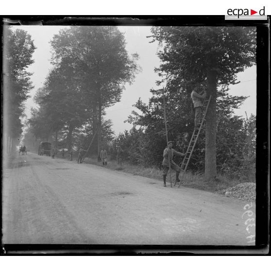 Route de Montdidier à Amiens. Construction d'une ligne avec camion auto. [légende d'origine]