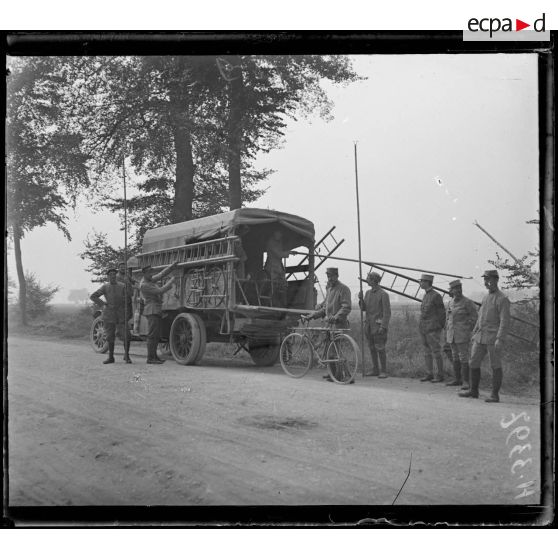 Route de Montdidier à Amiens. Côté gauche du camion, rentrée du câble. [légende d'origine]