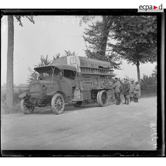 Route de Montdidier à Amiens. Camion côté gauche. [légende d'origine]