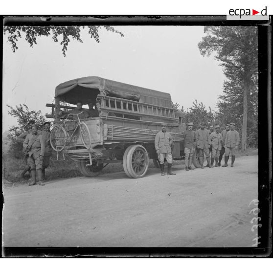 Route de Montdidier à Amiens. Camion côté droit. [légende d'origine]