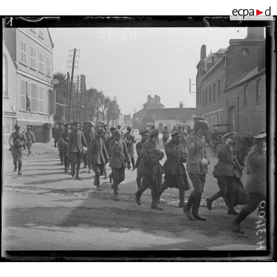 Moreuil. Officers boches prisonniers. [légende d'origine]