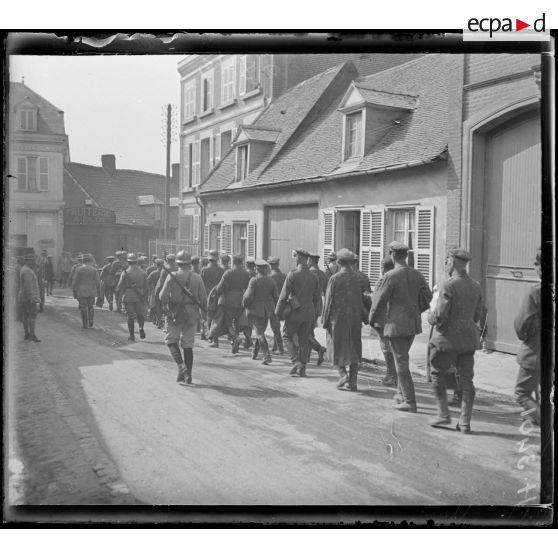 Moreuil. Officers boches prisonniers. [légende d'origine]