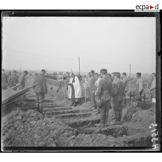 Ferme de Roufray. Enterrement de soldats anglais. [légende d'origine]