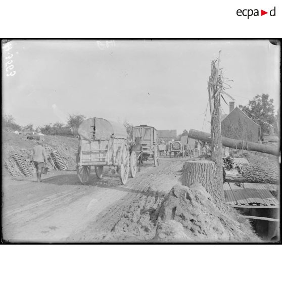 Maricourt. Entrée du village. [légende d'origine]