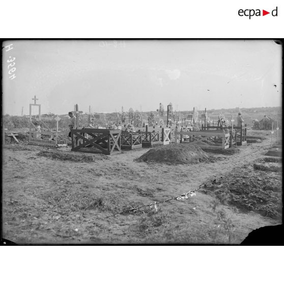 Maricourt. Le cimetière. [légende d'origine]