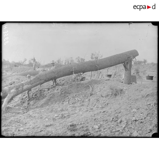 Maricourt. Sortie du village. [légende d'origine]