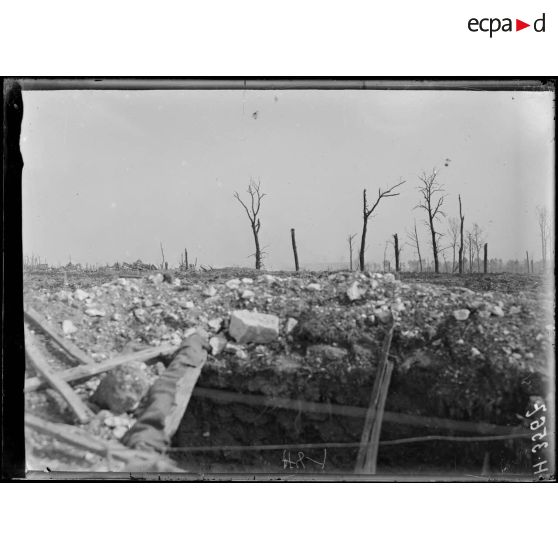 Ravin de la Saucisse, sud ouest de Clery. Les vagues d'assaut vers le mont Saint-Quentin. [légende d'origine]