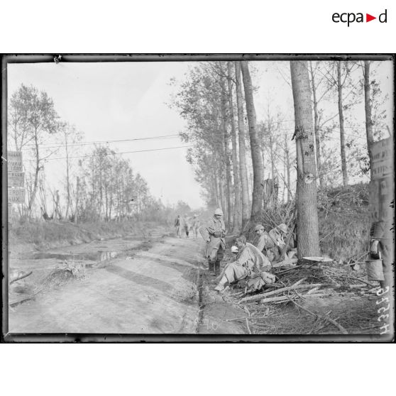 Blessés regagnant l'arrière [?] (Somme). [légende d'origine]